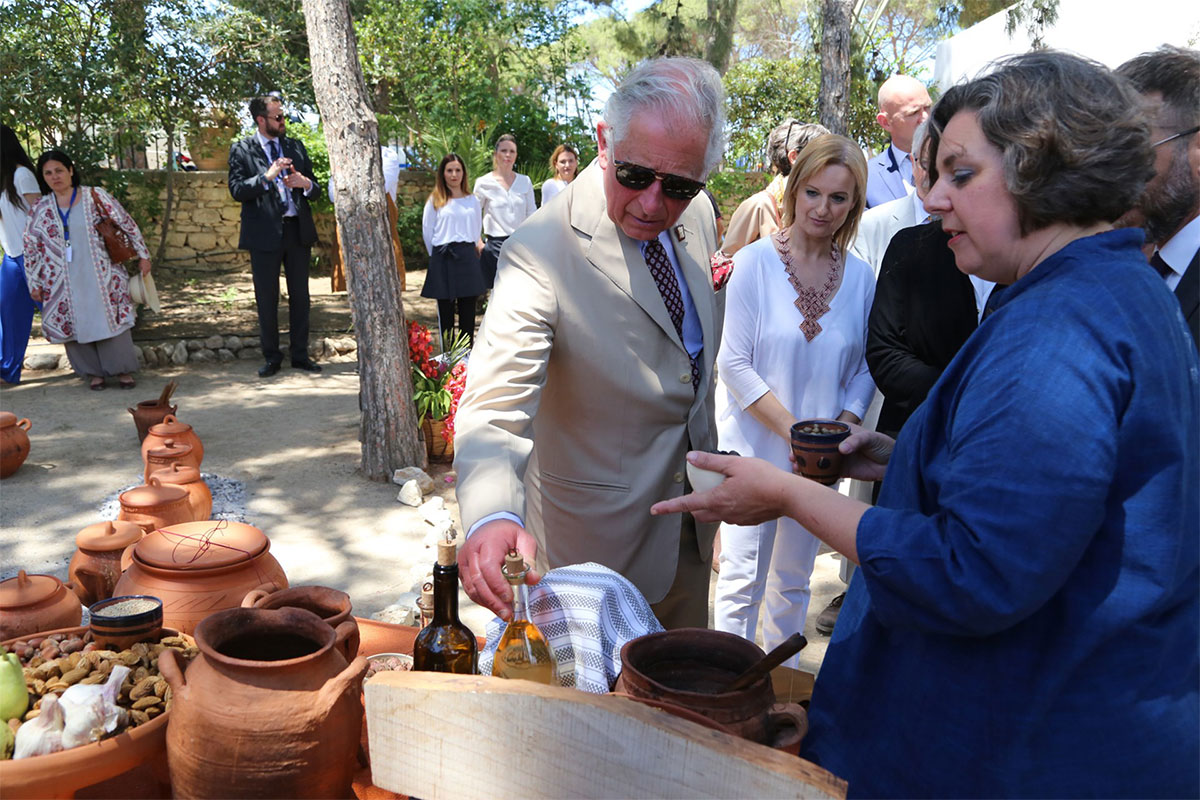 2-PRINCE-CHARLES-LEARNS-ABOUT-MINOAN-COOKING-FROM-DR-MORRISON