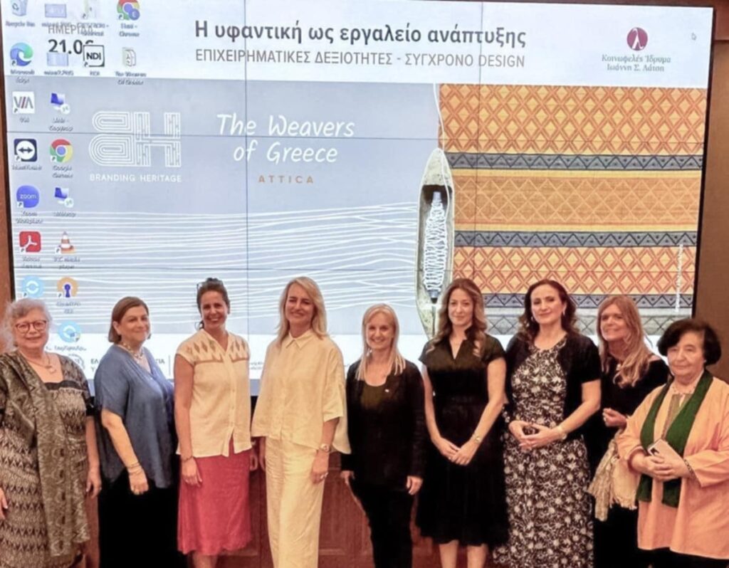 Προσκεκλημένοι ομιλητές από αριστερά: Σοφία Τσουρινάκη, Έλις Κις, Ισμήνη Σαμανίδου, Ορσαλία Παρθένη, Κατερίνα Φρέντζου, Εύα Λιανού, Ιωάννα Τζαβάρα, Έλλη Σφήκα, Αικατερίνη Καμηλάκη