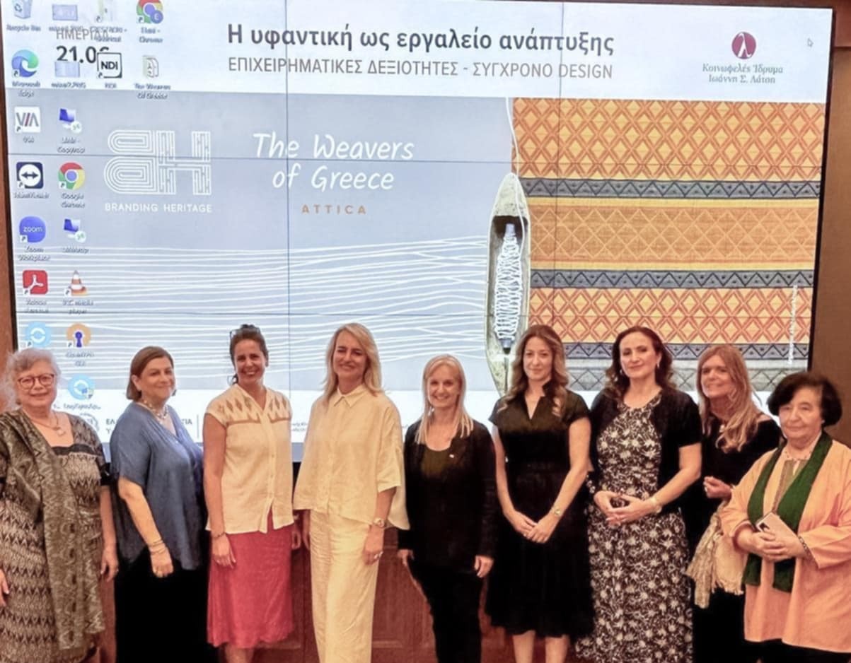 Προσκεκλημένοι ομιλητές από αριστερά: Σοφία Τσουρινάκη, Έλις Κις, Ισμήνη Σαμανίδου, Ορσαλία Παρθένη, Κατερίνα Φρέντζου, Εύα Λιανού, Ιωάννα Τζαβάρα, Έλλη Σφήκα, Αικατερίνη Καμηλάκη